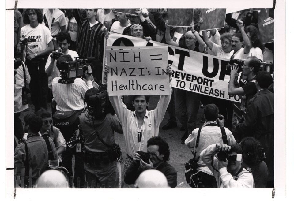 Participantes en la protesta de ACT UP ante los NIH el 21 de mayo de 1990