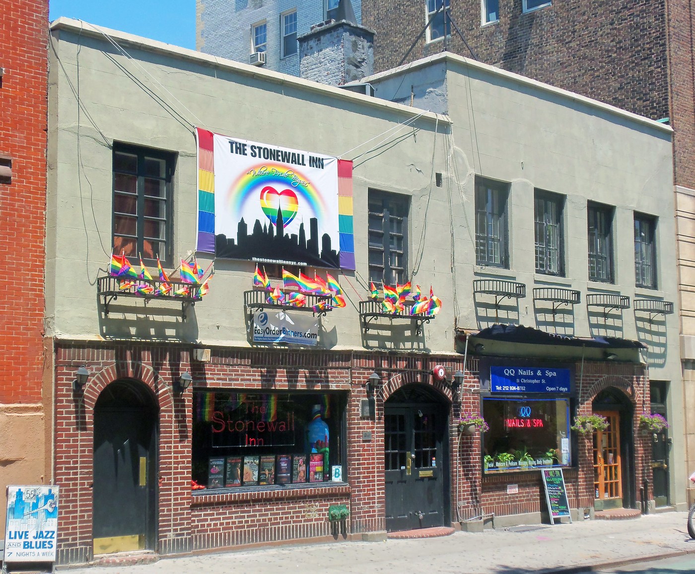 El Stonewall Inn de Nueva York con banderas del Orgullo en 2012